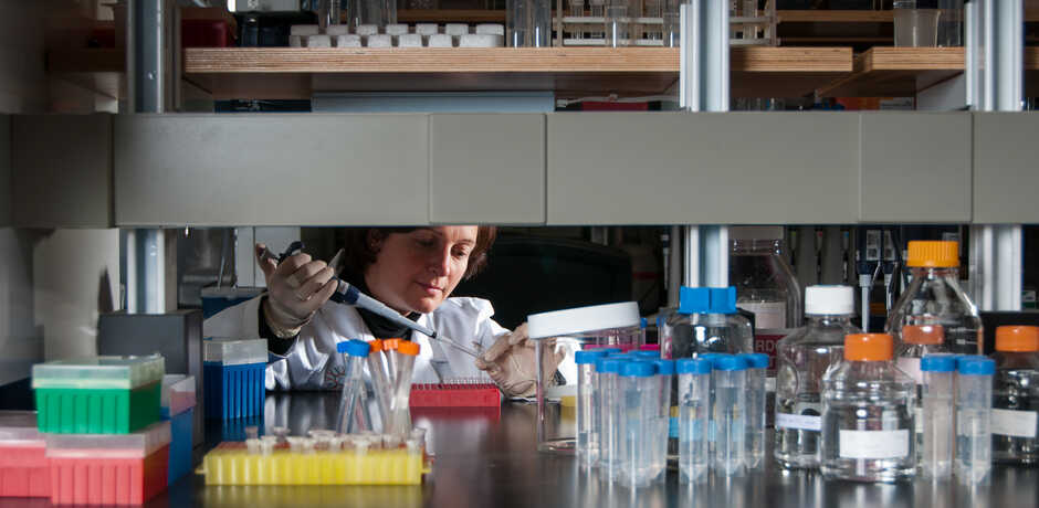 The Academy's Chief of Science Shannon Bennett using a pipette in her lab 