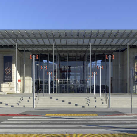 Main entrance to the California Academy of Sciences building 