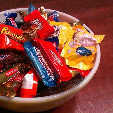 A bowl of individually wrapped candies.