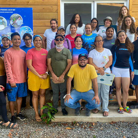 A group photo of collaborators at the Roatán coral spawning workshop