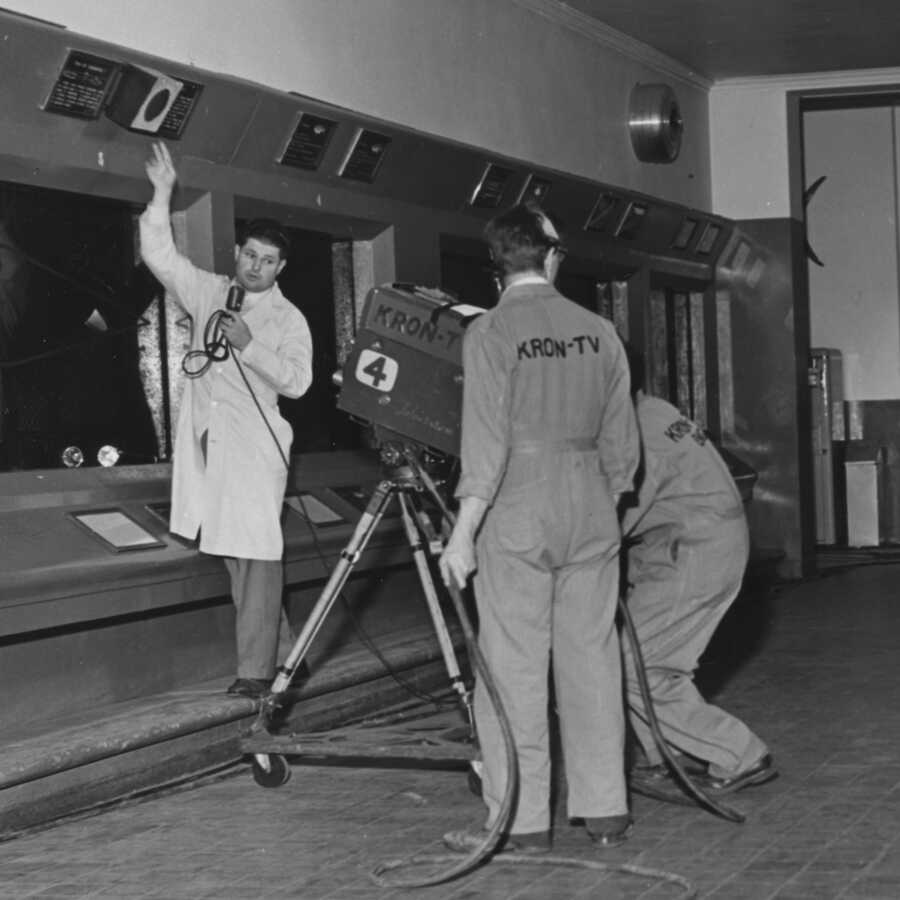 Black and white photo from the 1950s of Steinhart Aquarium Superintendent Earl Herald hosting Science in Action TV show