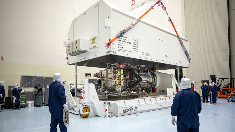 Unboxing the Europa Clipper spacecraft at Kennedy Space Center in Florida. © NASA/Kim Shiflett